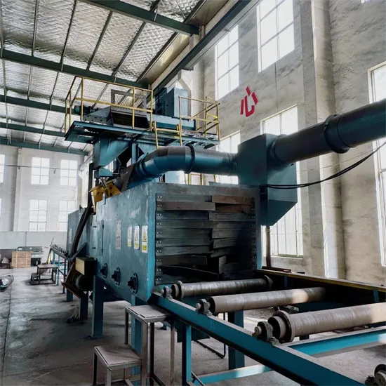 Industrielle Sandstrahlreinigung von Metall- und Stahlplattenoberflächen, Durchgang durch Rollenförderer, Strahlanlage